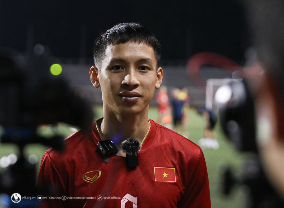 Đội tuyển Việt Nam tập trung cao độ trong buổi rèn quân đầu tiên trên sân Rizal Memorial