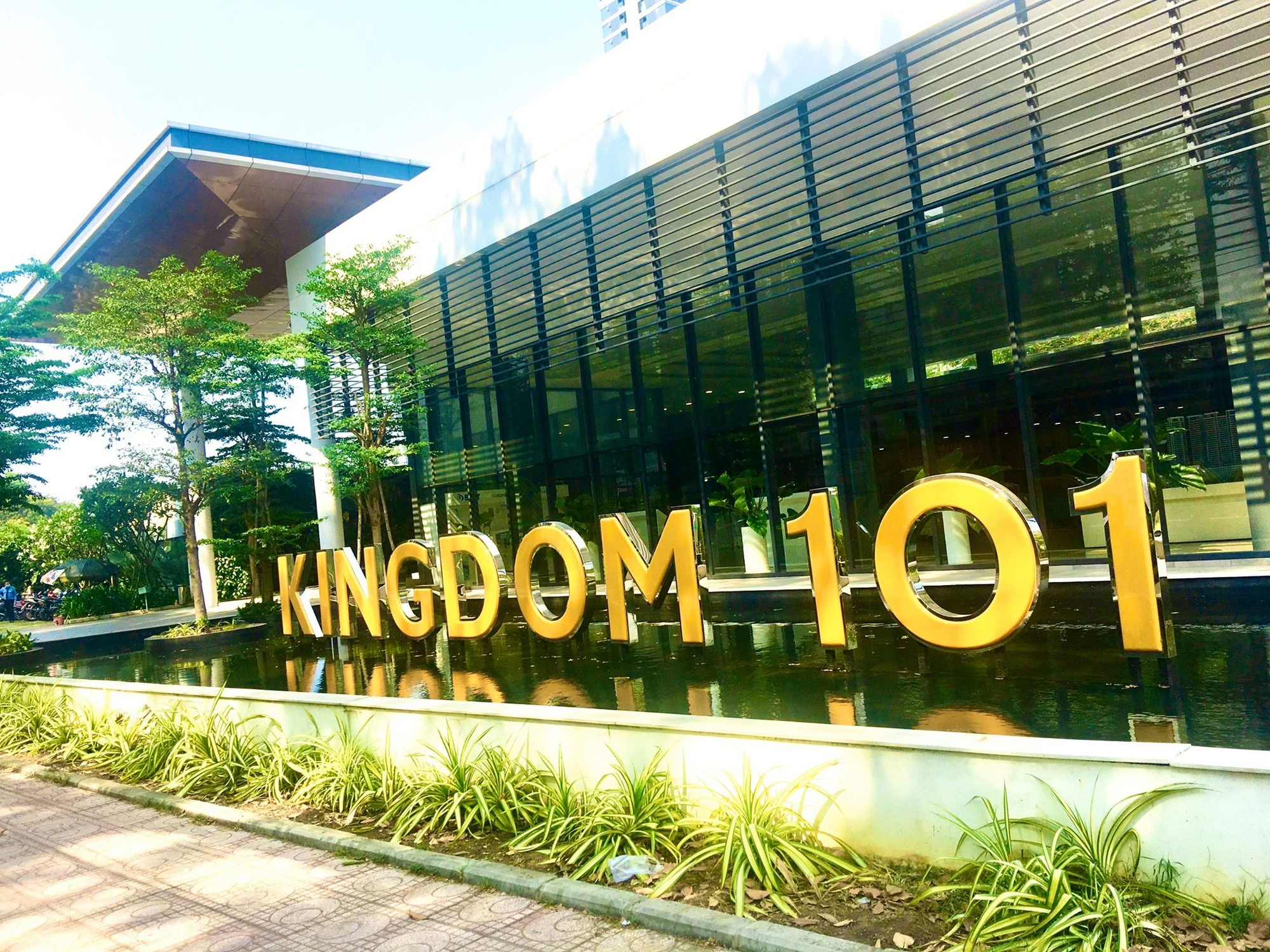 Người dân "dài cổ" chờ sổ hồng  - Ảnh 2.