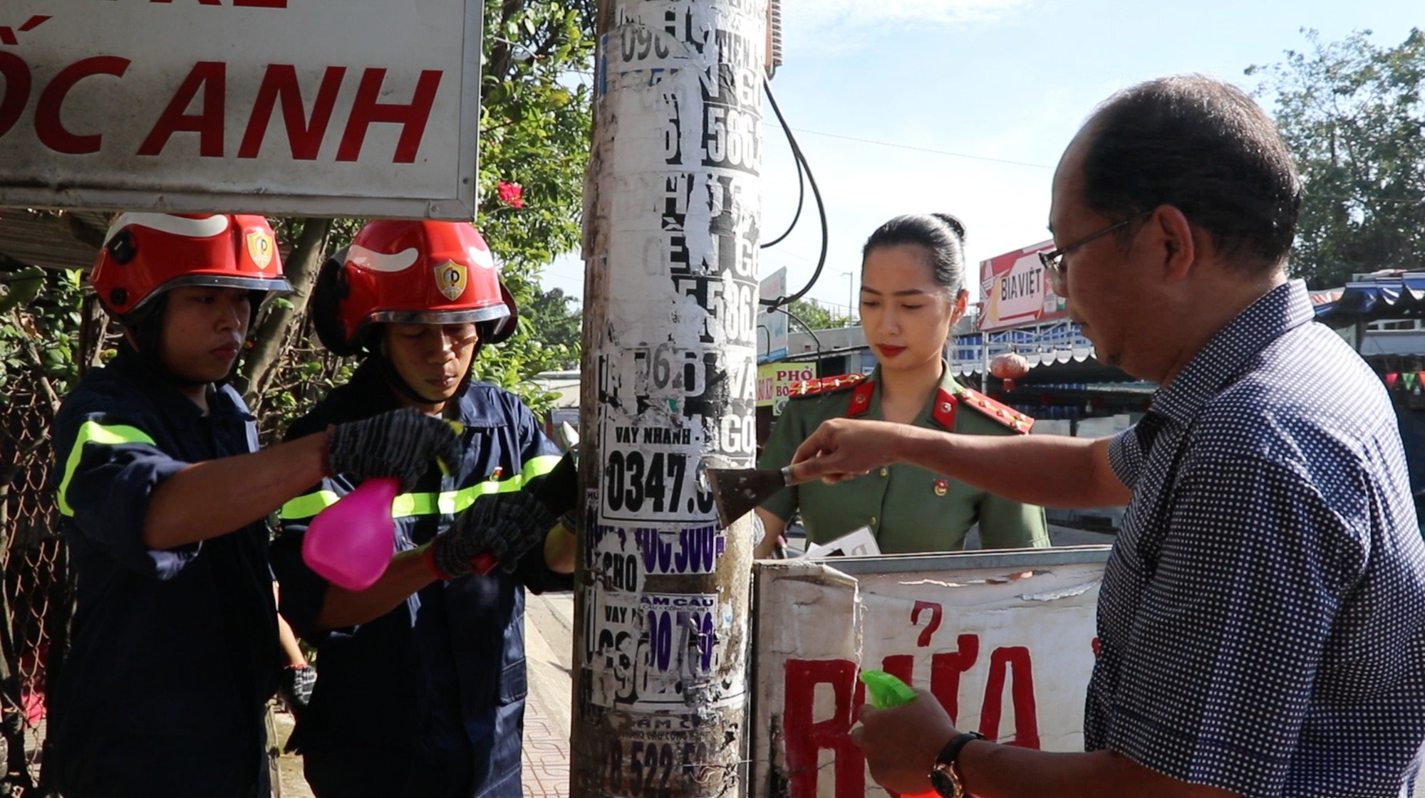 TP.HCM: H.Hóc Môn tiếp tục ra quân bóc xóa quảng cáo tín dụng đen - Ảnh 5. TP.HCM: H.Hóc Môn tiếp tục ra quân bóc xóa quảng cáo tín dụng đen - Ảnh 5.