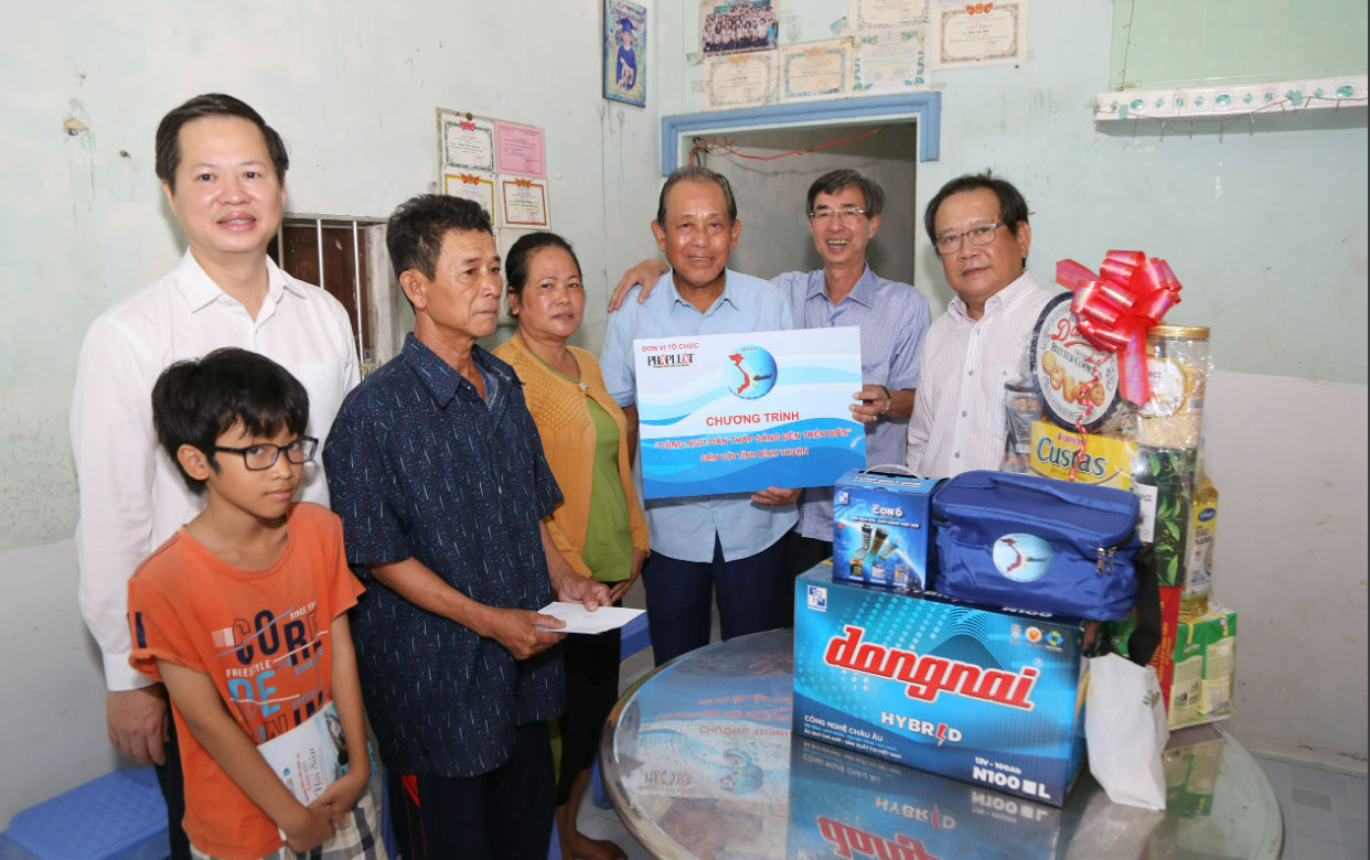 Nguyên Phó thủ tướng Trương Hòa Bình trao quà động viên ngư dân ở Bình Thuận - Ảnh 2. Nguyên Phó thủ tướng Trương Hòa Bình trao quà động viên ngư dân ở Bình Thuận - Ảnh 2.