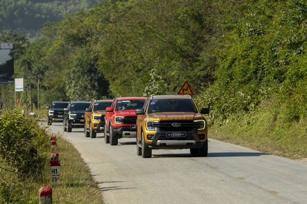 Khám phá “nước non Cao Bằng” với dàn xe Ford thế hệ mới