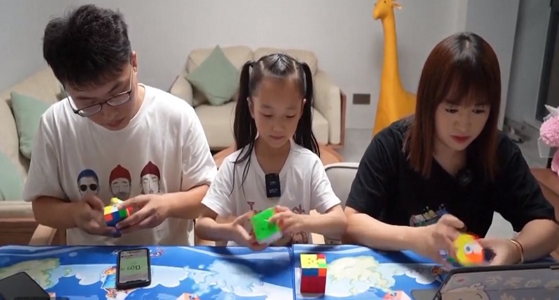Bé gái 6 tuổi lập kỷ lục thế giới mới giải rubik Bé gái 6 tuổi lập kỷ lục thế giới mới giải rubik