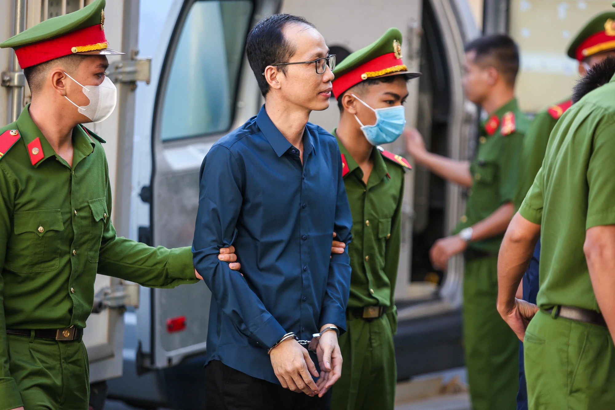 Xét xử vợ chồng cựu Giám đốc Bệnh viện TP.Thủ Đức
tham ô, rửa tiền - Ảnh 2. Xét xử vợ chồng cựu Giám đốc Bệnh viện TP.Thủ Đức
tham ô, rửa tiền - Ảnh 2.