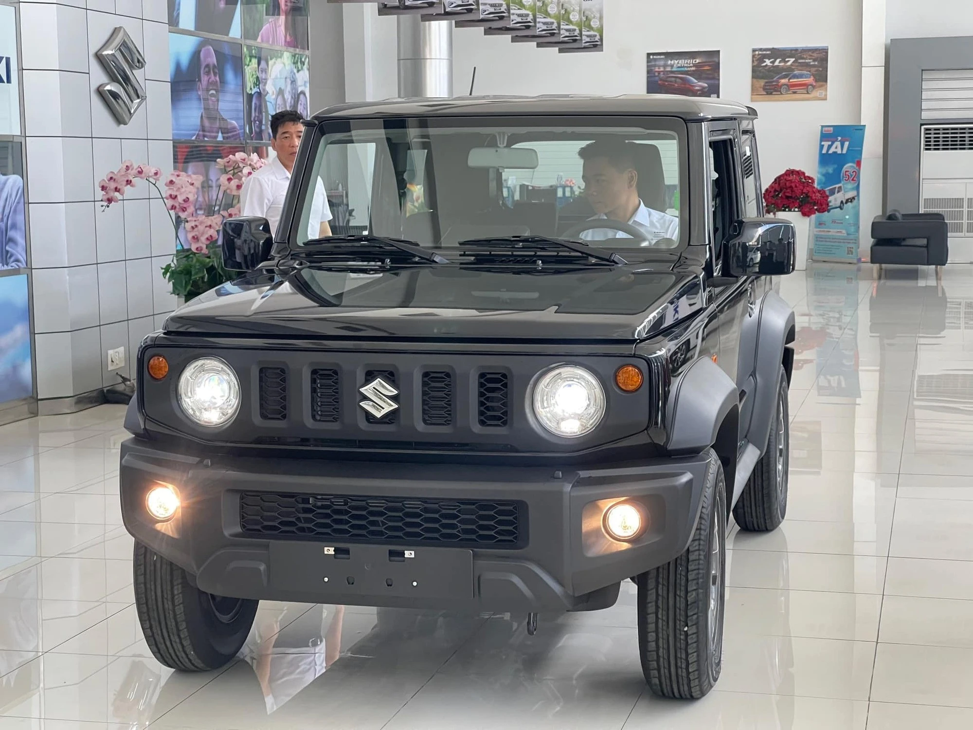 Lô xe Suzuki Jimny đầu tiên về đại lý tại Việt Nam, giá bán vẫn Lô xe Suzuki Jimny đầu tiên về đại lý tại Việt Nam, giá bán vẫn
