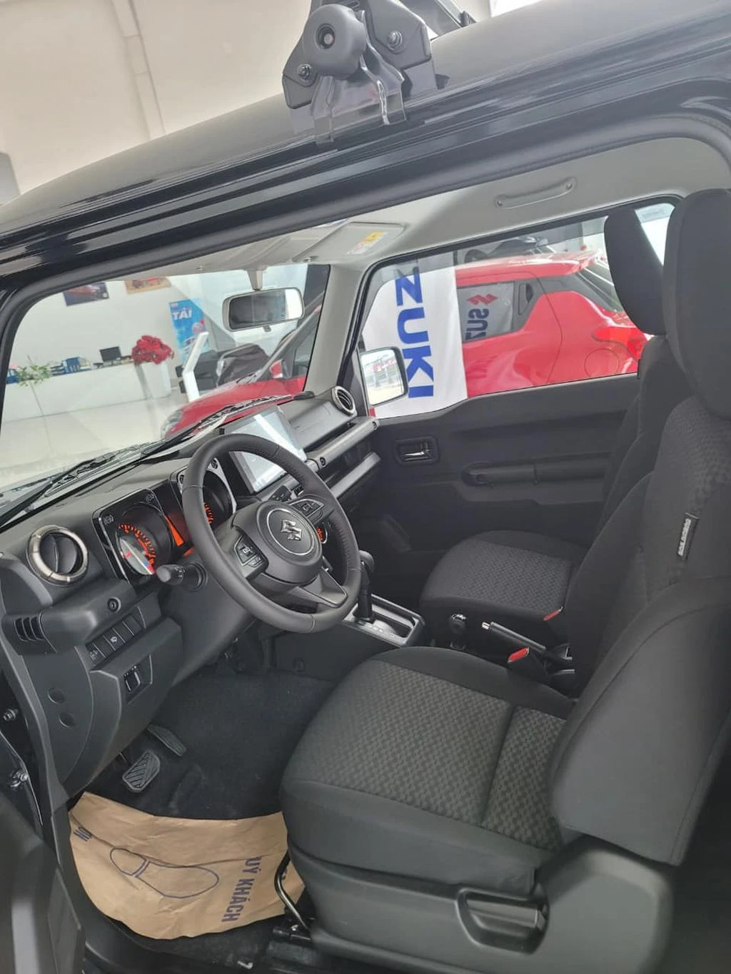 Lô xe Suzuki Jimny đầu tiên về đại lý tại Việt Nam, giá bán vẫn Lô xe Suzuki Jimny đầu tiên về đại lý tại Việt Nam, giá bán vẫn