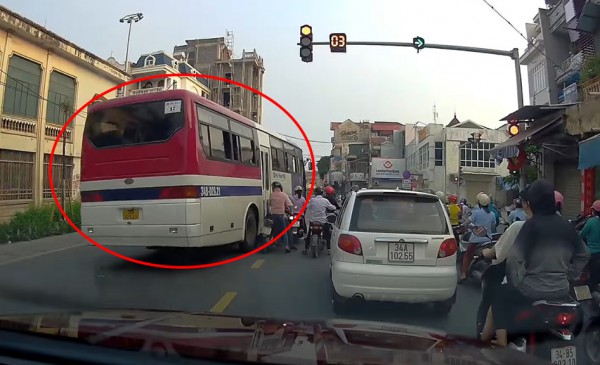 Ô tô, xe máy vượt đèn vàng có bị xử phạt? Ô tô, xe máy vượt đèn vàng có bị xử phạt?