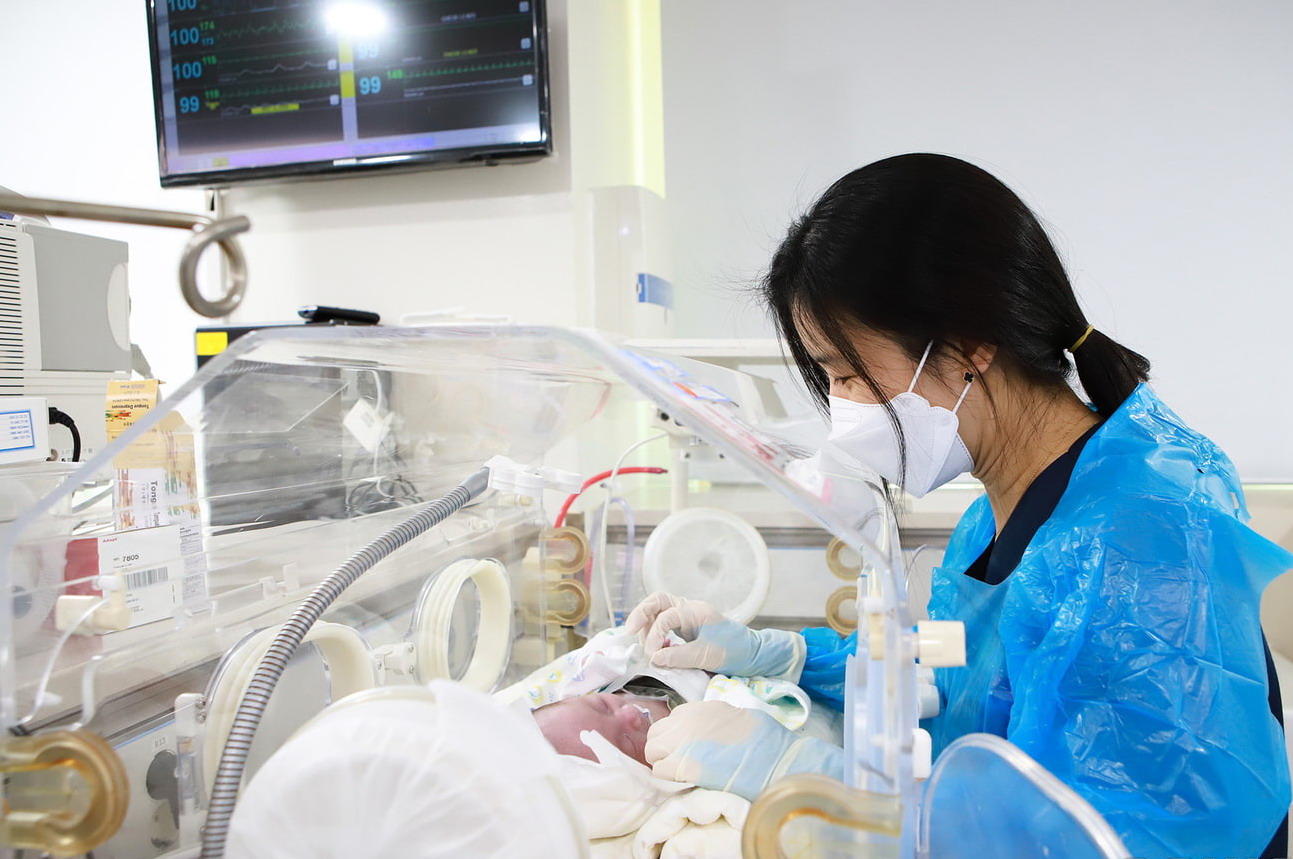 3 bé sinh non người Việt được điều trị thành công tại Hàn Quốc - Ảnh 1. 3 bé sinh non người Việt được điều trị thành công tại Hàn Quốc - Ảnh 1.
