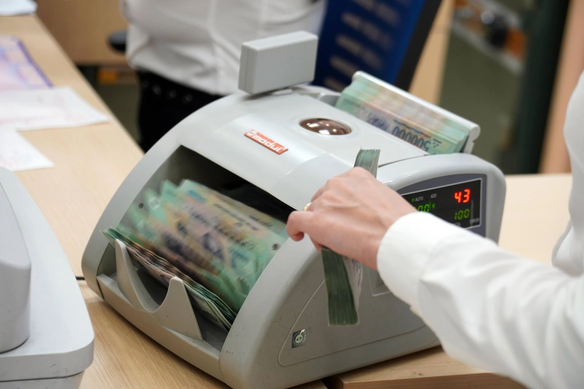 Lãi suất tiết kiệm xuống thấp, liệu có giảm nữa hay không? - Ảnh 2. Lãi suất tiết kiệm xuống thấp, liệu có giảm nữa hay không? - Ảnh 2.