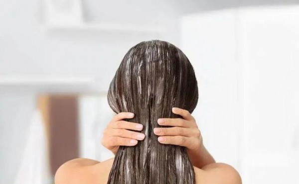 Đối phó với tình trạng tóc rụng nhiều khi gội đầu