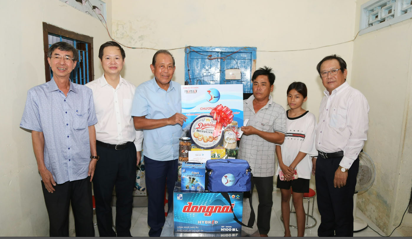 Nguyên Phó thủ tướng Trương Hòa Bình trao quà động viên ngư dân ở Bình Thuận - Ảnh 1. Nguyên Phó thủ tướng Trương Hòa Bình trao quà động viên ngư dân ở Bình Thuận - Ảnh 1.
