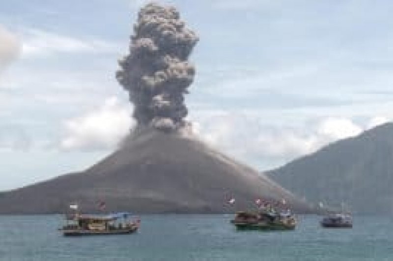 núi lửa anak krakatau thức giấc khiến người dân indonesia hoảng sợ hình ảnh 1 nui lua anak krakatau thuc giac khien nguoi dan indonesia hoang so hinh anh 1