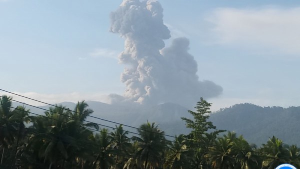 Núi lửa Dukono ở Indonesia phun trào tro bụi cao gần 2.000m