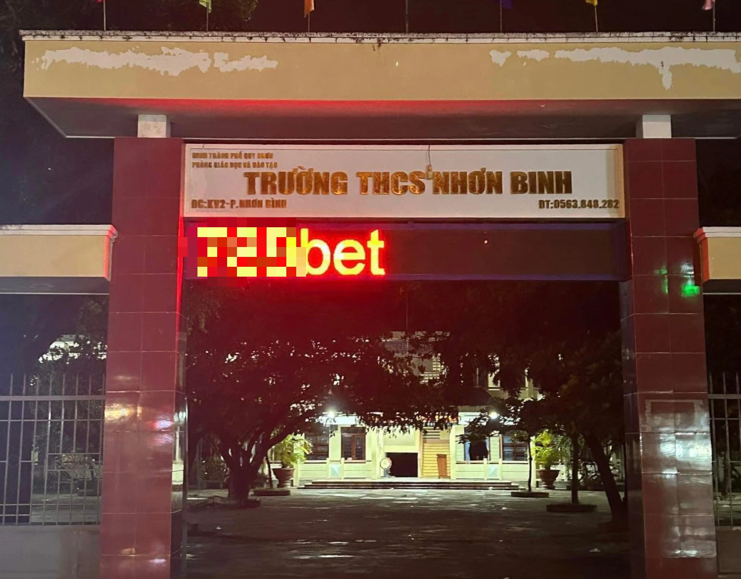 Bảng điện tử trường học ở TP.Quy Nhơn đăng dòng chữ lạ - Ảnh 2. Bảng điện tử trường học ở TP.Quy Nhơn đăng dòng chữ lạ - Ảnh 2.