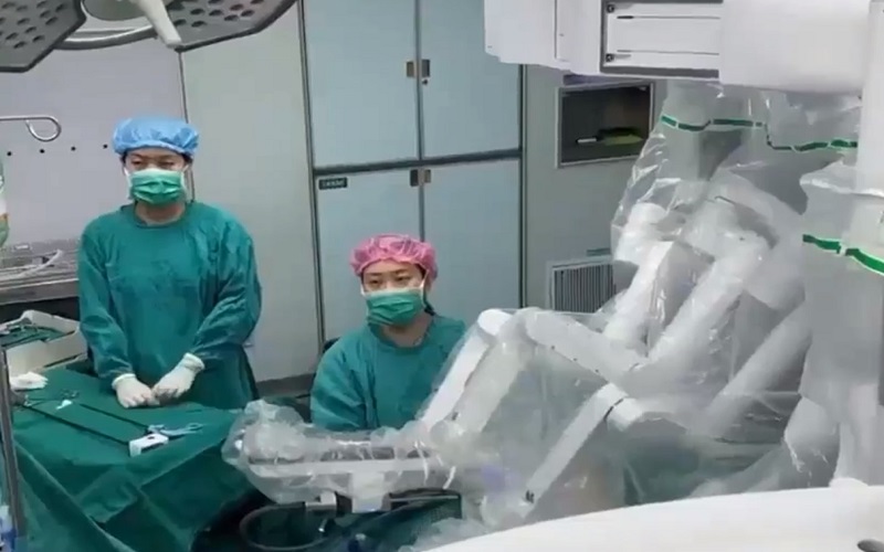 Robot phẫu thuật sản xuất tại Trung Quốc