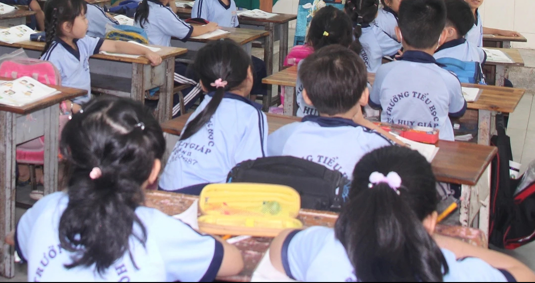 UBND Q.12 thông tin chính thức về vụ người phụ nữ lạ cho tiền học sinh - Ảnh 1. UBND Q.12 thông tin chính thức về vụ người phụ nữ lạ cho tiền học sinh - Ảnh 1.