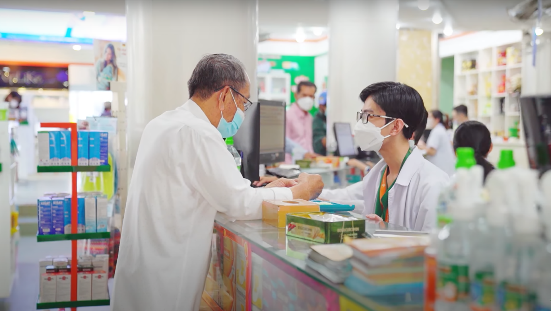 Khách hàng lớn tuổi là đối tượng được các dược sĩ Nhà thuốc Trung Sơn quan tâm phục vụ Khách hàng lớn tuổi là đối tượng được các dược sĩ Nhà thuốc Trung Sơn quan tâm phục vụ
