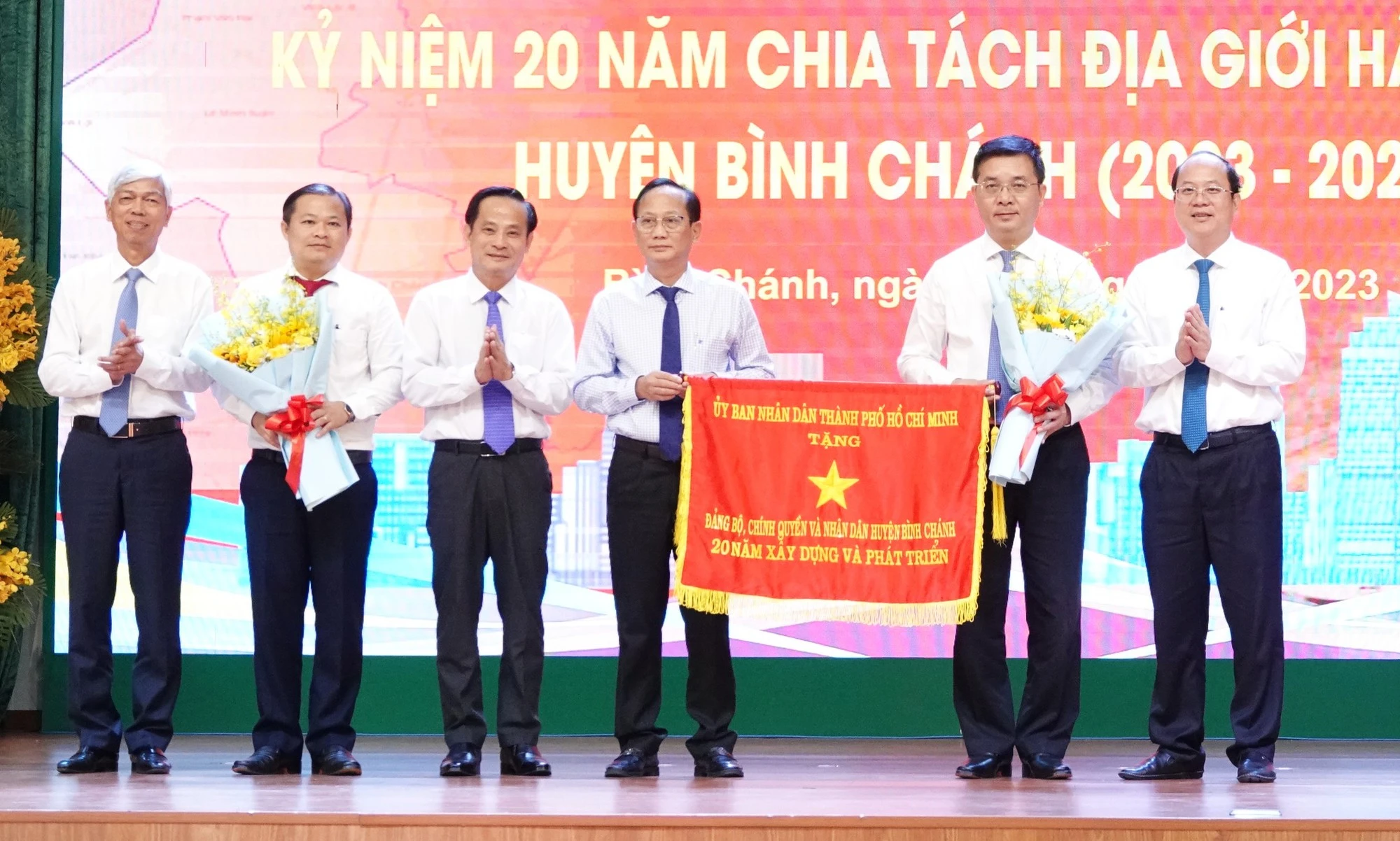Bình Chánh thu ngân sách gấp 14 lần sau 20 năm chia tách - Ảnh 2. Bình Chánh thu ngân sách gấp 14 lần sau 20 năm chia tách - Ảnh 2.