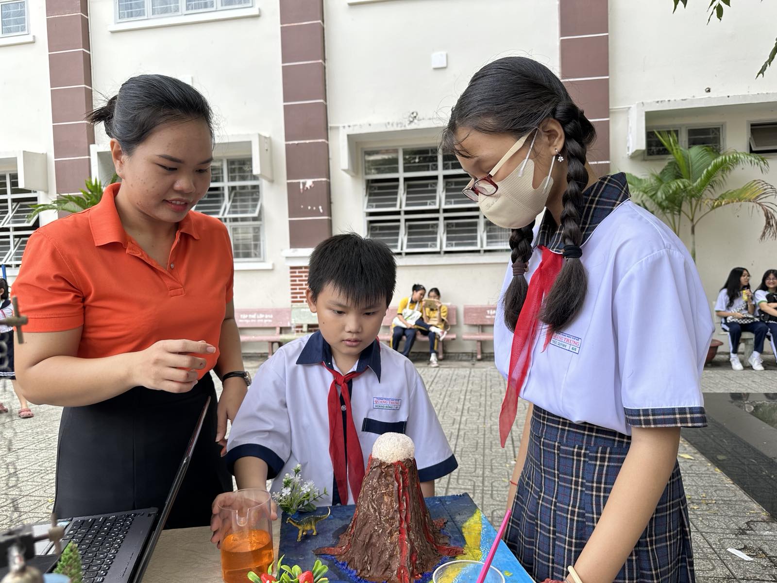 Học sinh hào hứng trải nghiệm nghiên cứu khoa học từ thực tiễn - Ảnh 2. Học sinh hào hứng trải nghiệm nghiên cứu khoa học từ thực tiễn - Ảnh 2.