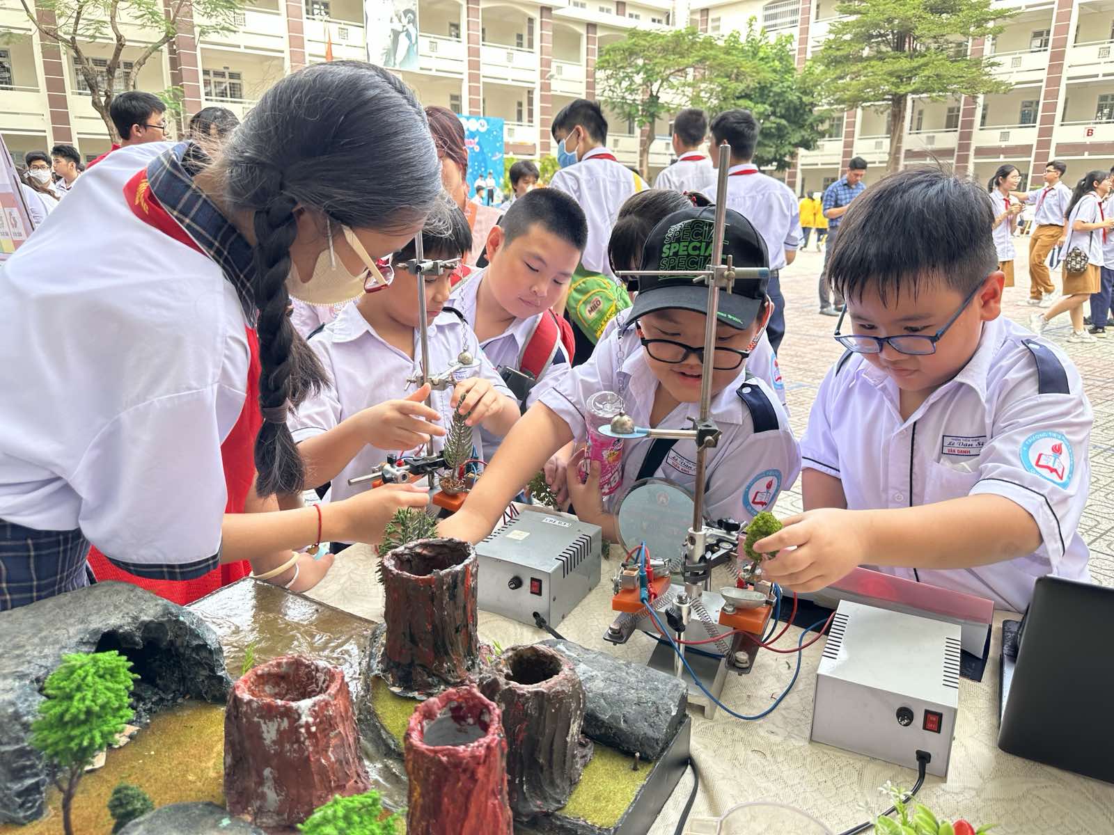 Học sinh hào hứng trải nghiệm nghiên cứu khoa học từ thực tiễn - Ảnh 4. Học sinh hào hứng trải nghiệm nghiên cứu khoa học từ thực tiễn - Ảnh 4.