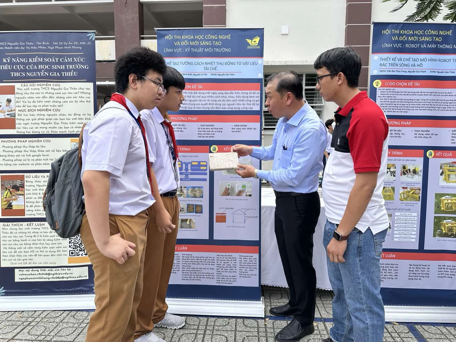 Học sinh hào hứng trải nghiệm nghiên cứu khoa học từ thực tiễn - Ảnh 3. Học sinh hào hứng trải nghiệm nghiên cứu khoa học từ thực tiễn - Ảnh 3.