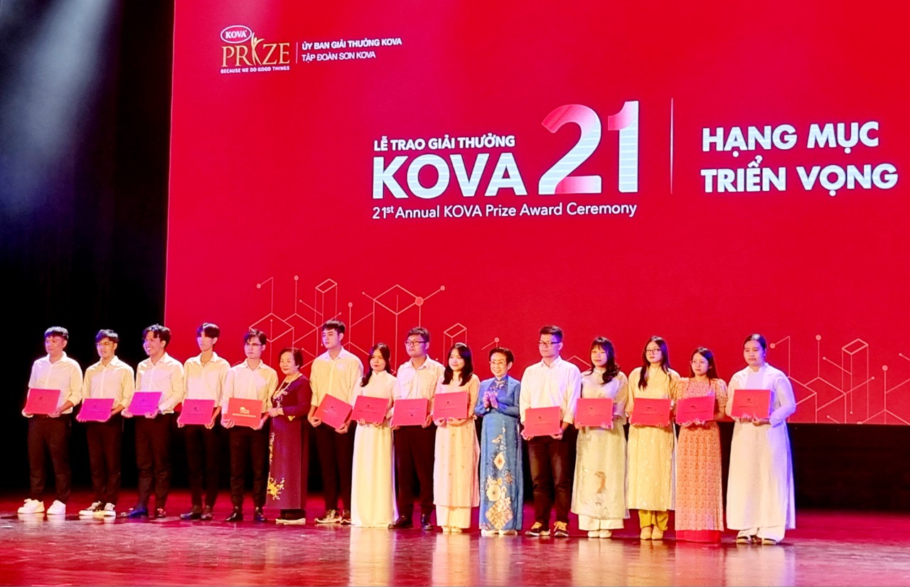 Hàng trăm cá nhân và tập thể nhận giải thưởng và học bổng KOVA lần thứ 21 - Ảnh 3. Hàng trăm cá nhân và tập thể nhận giải thưởng và học bổng KOVA lần thứ 21 - Ảnh 3.