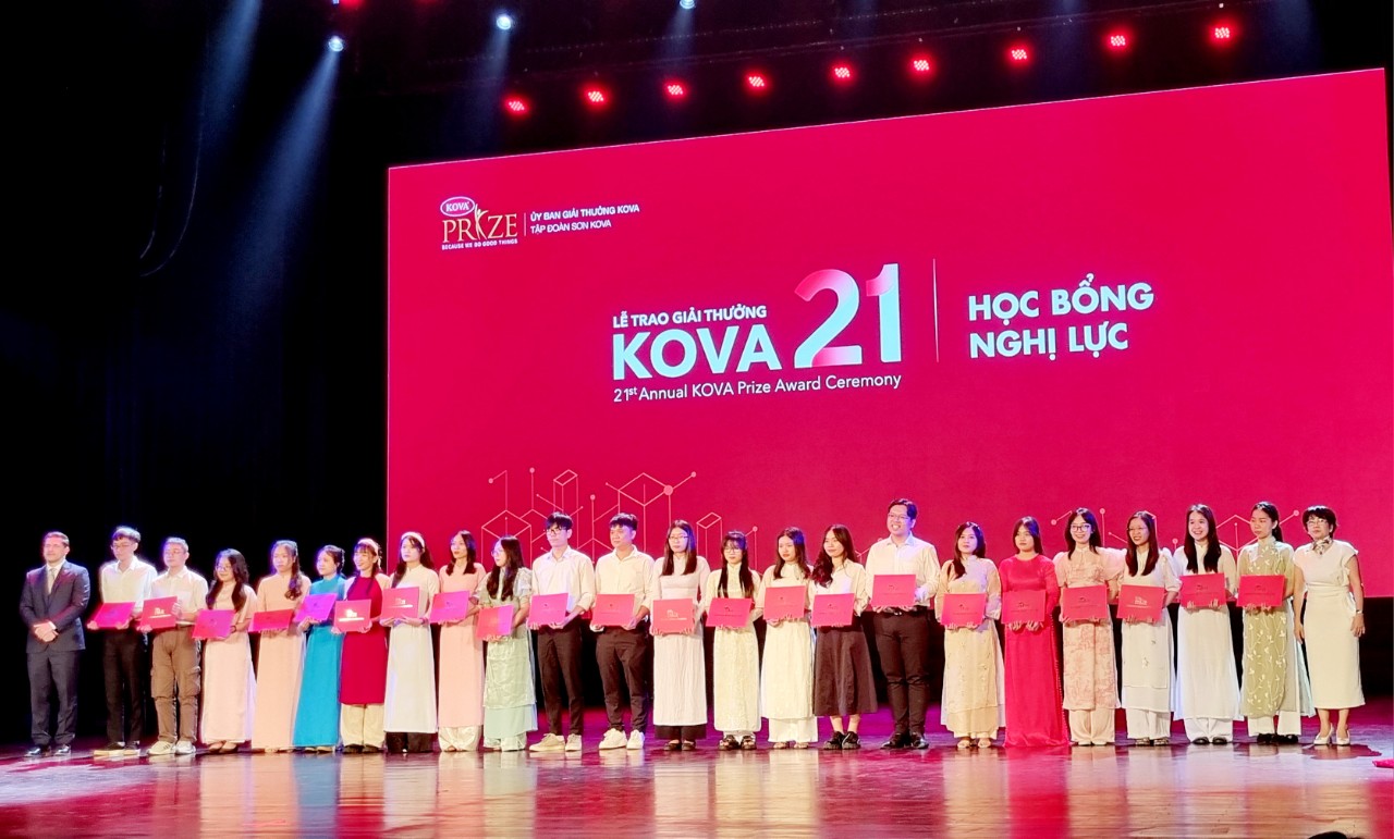 Hàng trăm cá nhân và tập thể nhận giải thưởng và học bổng KOVA lần thứ 21 - Ảnh 2. Hàng trăm cá nhân và tập thể nhận giải thưởng và học bổng KOVA lần thứ 21 - Ảnh 2.