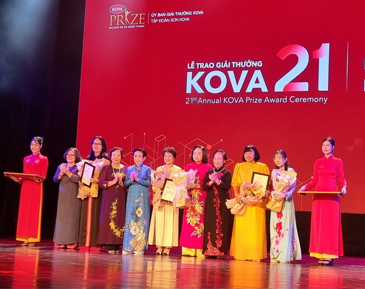 Hàng trăm cá nhân và tập thể nhận giải thưởng và học bổng KOVA lần thứ 21 - Ảnh 4. Hàng trăm cá nhân và tập thể nhận giải thưởng và học bổng KOVA lần thứ 21 - Ảnh 4.