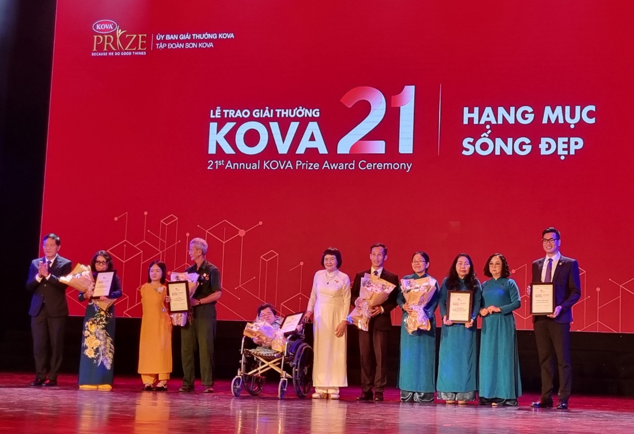 Hàng trăm cá nhân và tập thể nhận giải thưởng và học bổng KOVA lần thứ 21 - Ảnh 5. Hàng trăm cá nhân và tập thể nhận giải thưởng và học bổng KOVA lần thứ 21 - Ảnh 5.