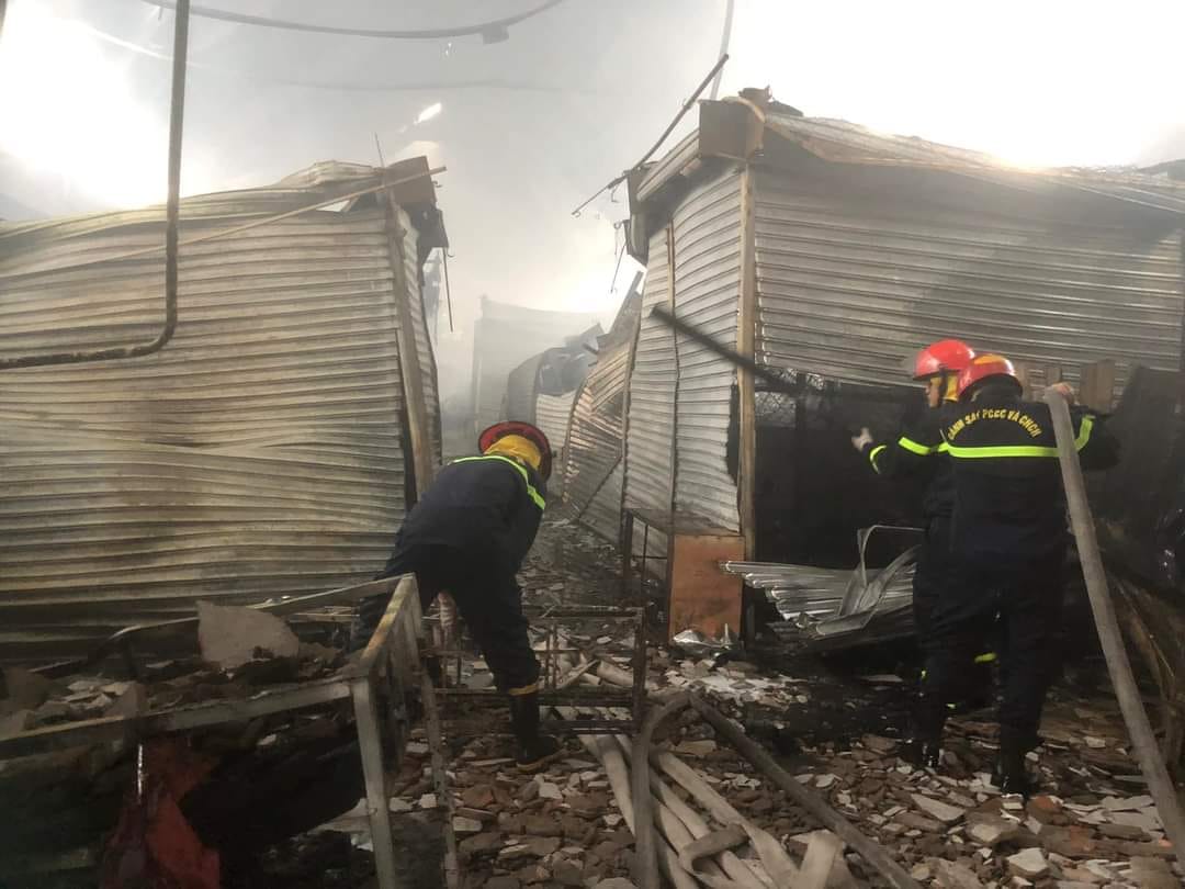 Vụ cháy chợ Khe Tre: Hơn 335 gian hàng bị thiệt hại - Ảnh 2.