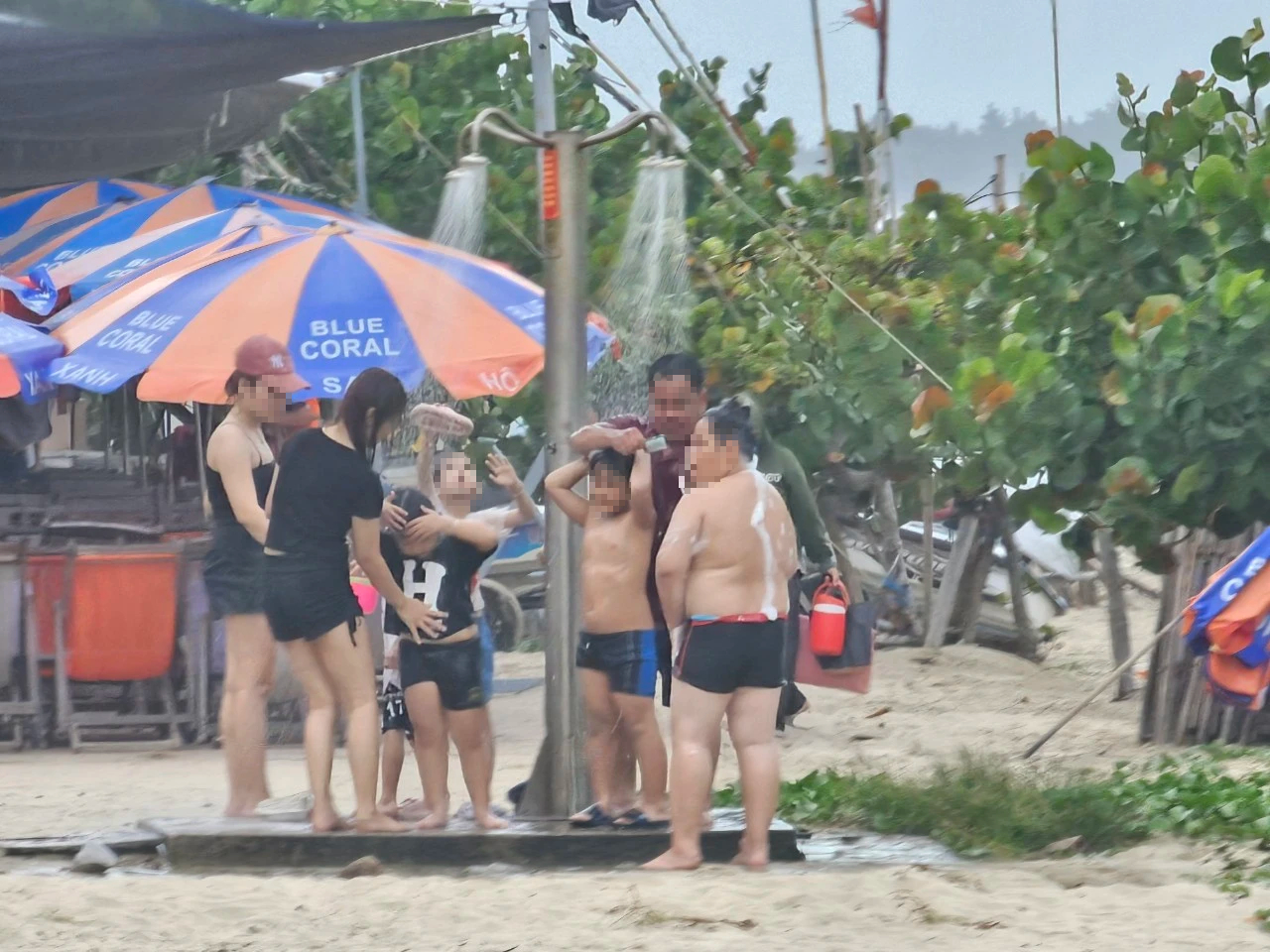 Xử phạt người tắm biển đến trụ nước ngọt công cộng sử dụng xà bông, dầu gội - Ảnh 2.