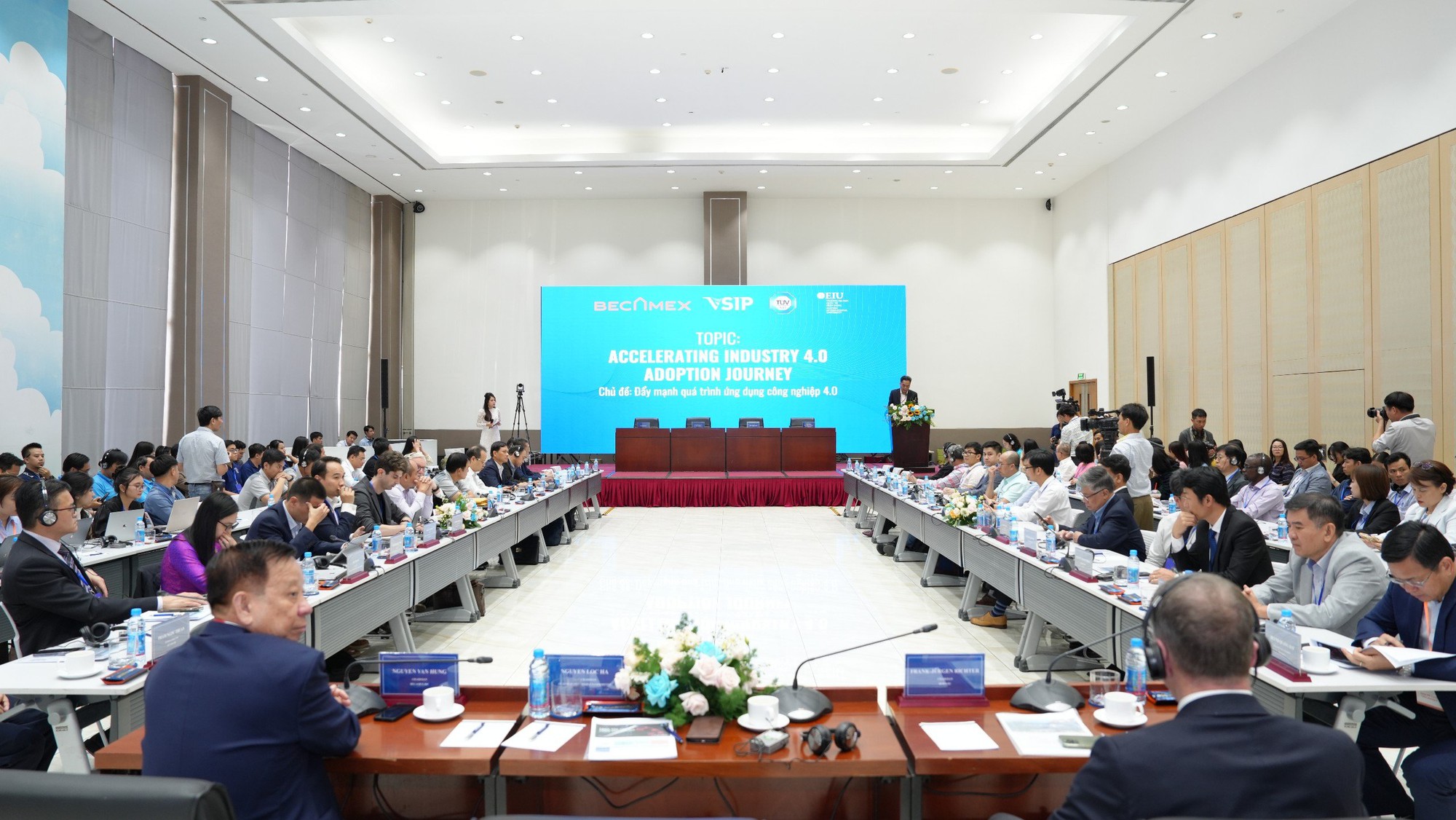 Bình Dương hội thảo đẩy mạnh quá trình ứng dụng công nghiệp 4.0 - Ảnh 2. Bình Dương hội thảo đẩy mạnh quá trình ứng dụng công nghiệp 4.0 - Ảnh 2.