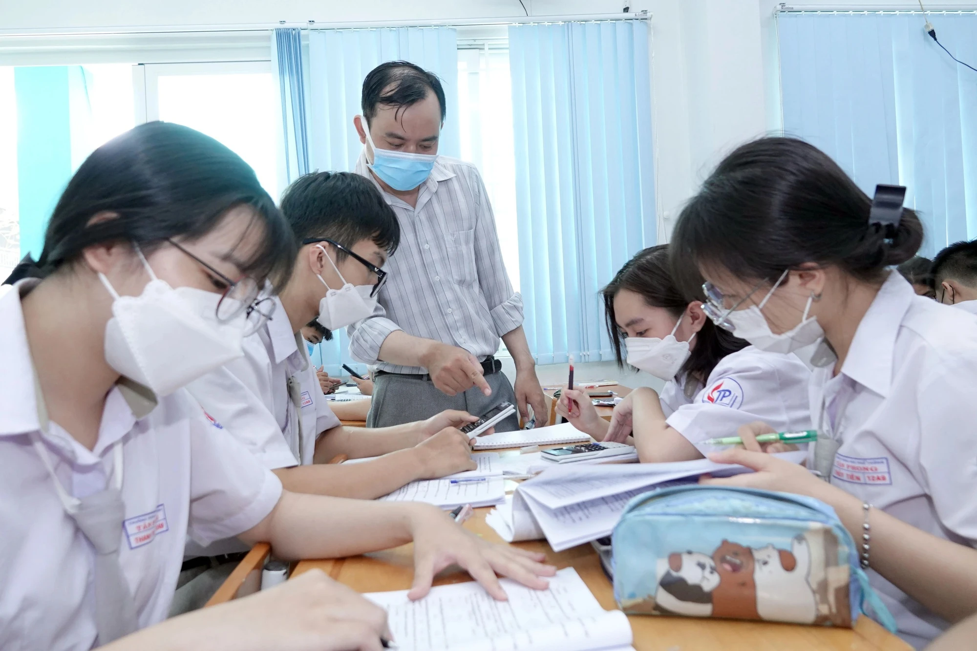 Học sinh than 'ám ảnh' chuyện học, áp lực kiến thức khiến dư luận quan tâm - Ảnh 2. Học sinh than 'ám ảnh' chuyện học, áp lực kiến thức khiến dư luận quan tâm - Ảnh 2.