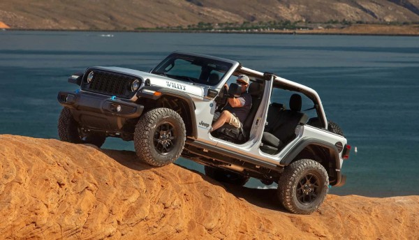Jeep triệu hồi Wrangler 4xe có nguy cơ cháy nổ, khuyến cáo chủ xe không cắm sạc Jeep triệu hồi Wrangler 4xe có nguy cơ cháy nổ, khuyến cáo chủ xe không cắm sạc