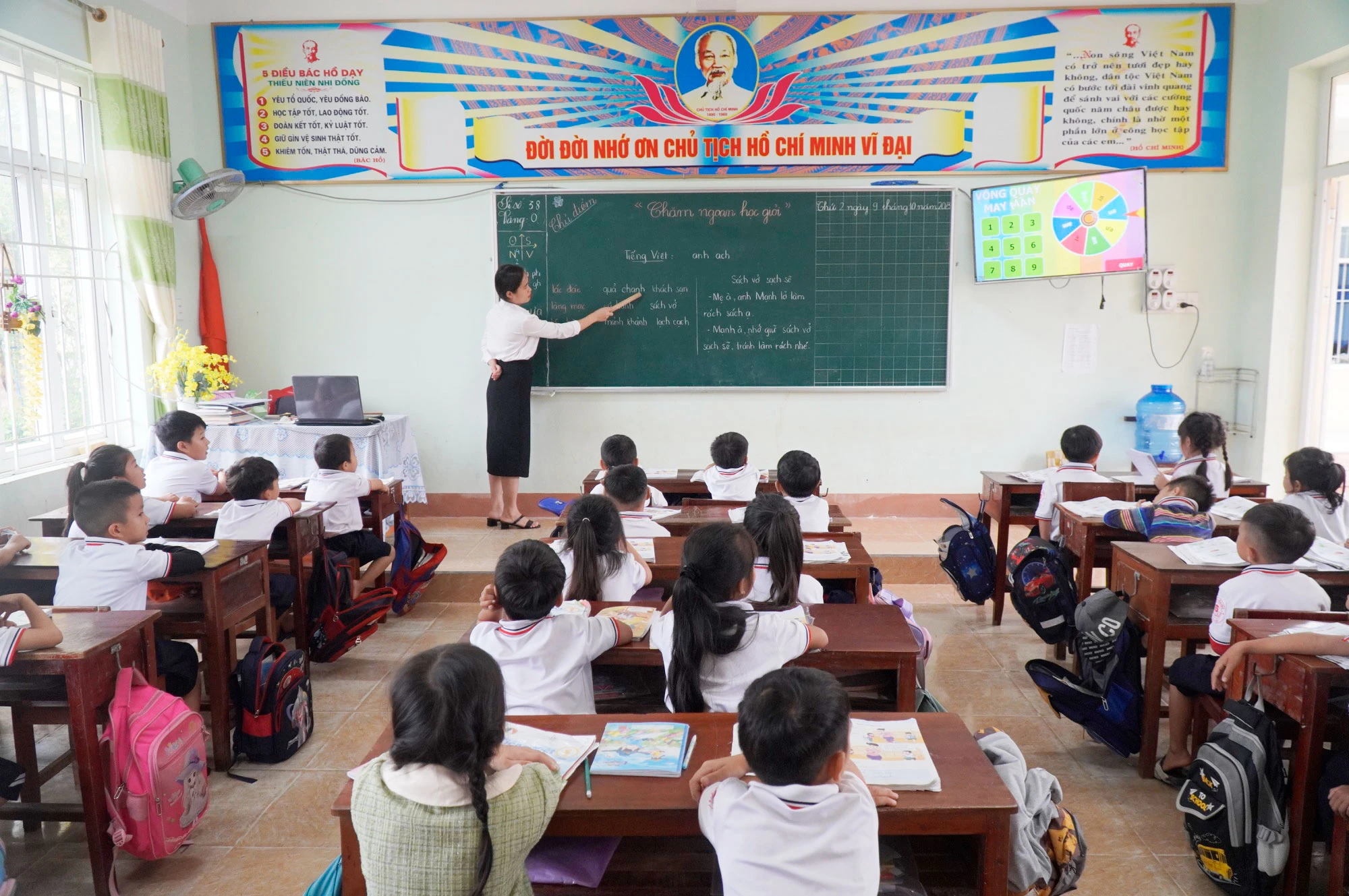 Cồn bãi giữa dòng Gianh: Bấp bênh con chữ và giấc mơ cầu - Ảnh 8. Cồn bãi giữa dòng Gianh: Bấp bênh con chữ và giấc mơ cầu - Ảnh 8.
