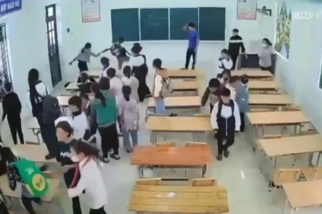 Nguyên nhân nữ giáo viên bị học sinh ép vào tường rồi văng tục, thách thức - Ảnh 2. Nguyên nhân nữ giáo viên bị học sinh ép vào tường rồi văng tục, thách thức - Ảnh 2.