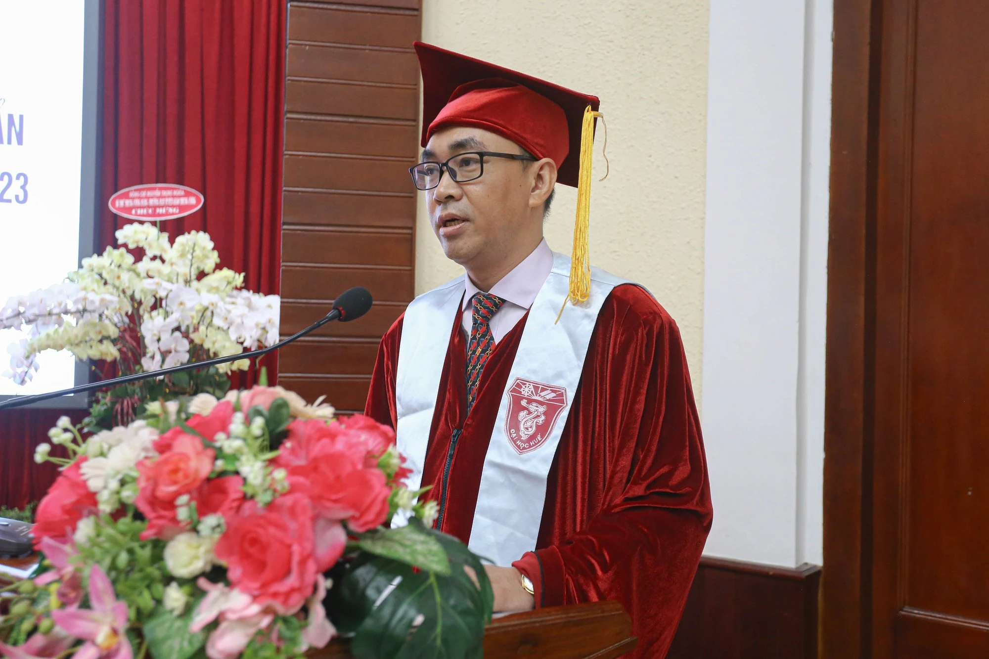 Tân Phó giáo sư ĐH Huế và lời cảm ơn bố mẹ đầy xúc động - Ảnh 3. Tân Phó giáo sư ĐH Huế và lời cảm ơn bố mẹ đầy xúc động - Ảnh 3.