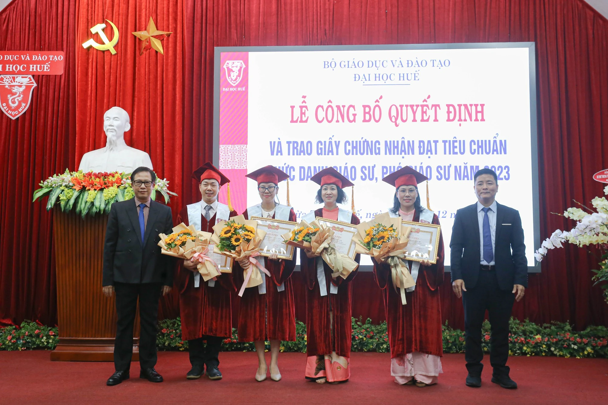 Tân Phó giáo sư ĐH Huế và lời cảm ơn bố mẹ đầy xúc động - Ảnh 2. Tân Phó giáo sư ĐH Huế và lời cảm ơn bố mẹ đầy xúc động - Ảnh 2.