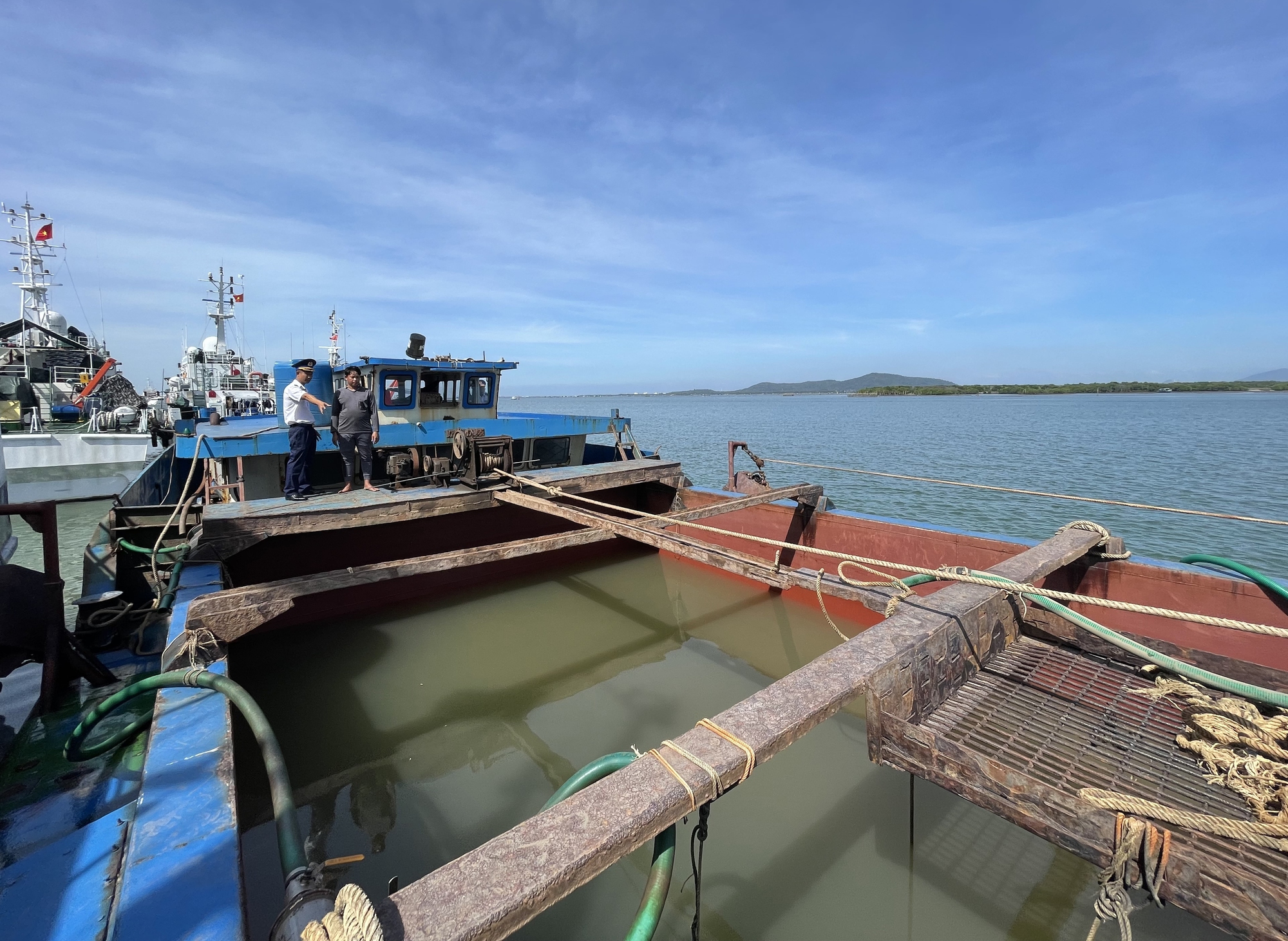 Cảnh sát biển liên tục bắt giữ tàu khai thác, chở cát không rõ nguồn gốc - Ảnh 2. Cảnh sát biển liên tục bắt giữ tàu khai thác, chở cát không rõ nguồn gốc - Ảnh 2.