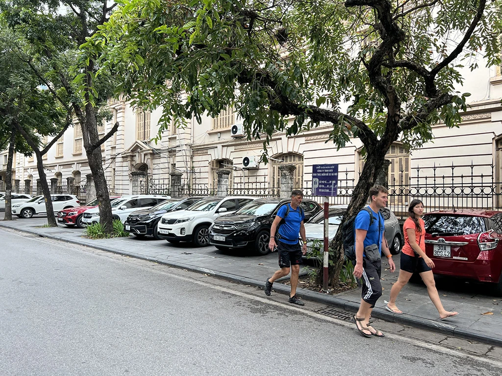 Hà Nội 'khát' bãi đỗ ô tô: 'Xẻ thịt' lòng đường để trục lợi - Ảnh 2. Hà Nội 'khát' bãi đỗ ô tô: 'Xẻ thịt' lòng đường để trục lợi - Ảnh 2.