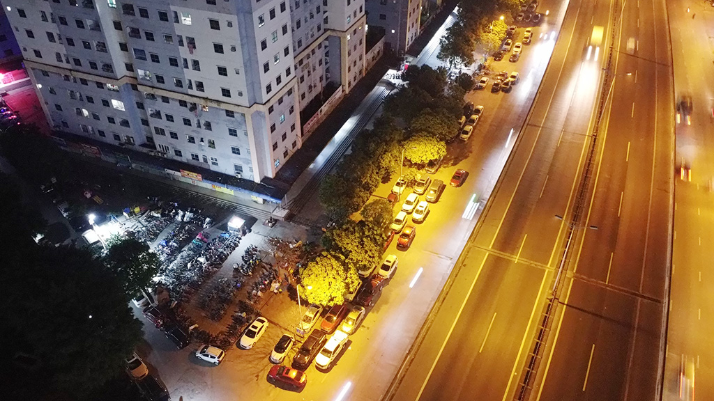 Hà Nội 'khát' bãi đỗ ô tô: 'Xẻ thịt' lòng đường để trục lợi - Ảnh 3. Hà Nội 'khát' bãi đỗ ô tô: 'Xẻ thịt' lòng đường để trục lợi - Ảnh 3.