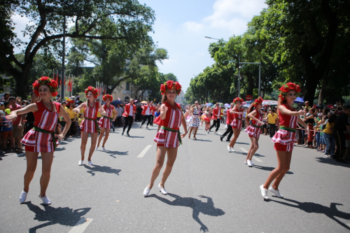 Người dân cùng du khách xuống phố, hòa vào không khí sôi động của carnival.