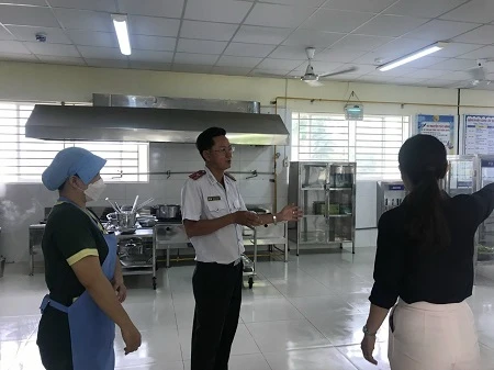 Kiểm tra ATTP bữa ăn bán trú của hơn 2.000 trường học tại TP.HCM, có những gì? - Ảnh 2. Kiểm tra ATTP bữa ăn bán trú của hơn 2.000 trường học tại TP.HCM, có những gì? - Ảnh 2.