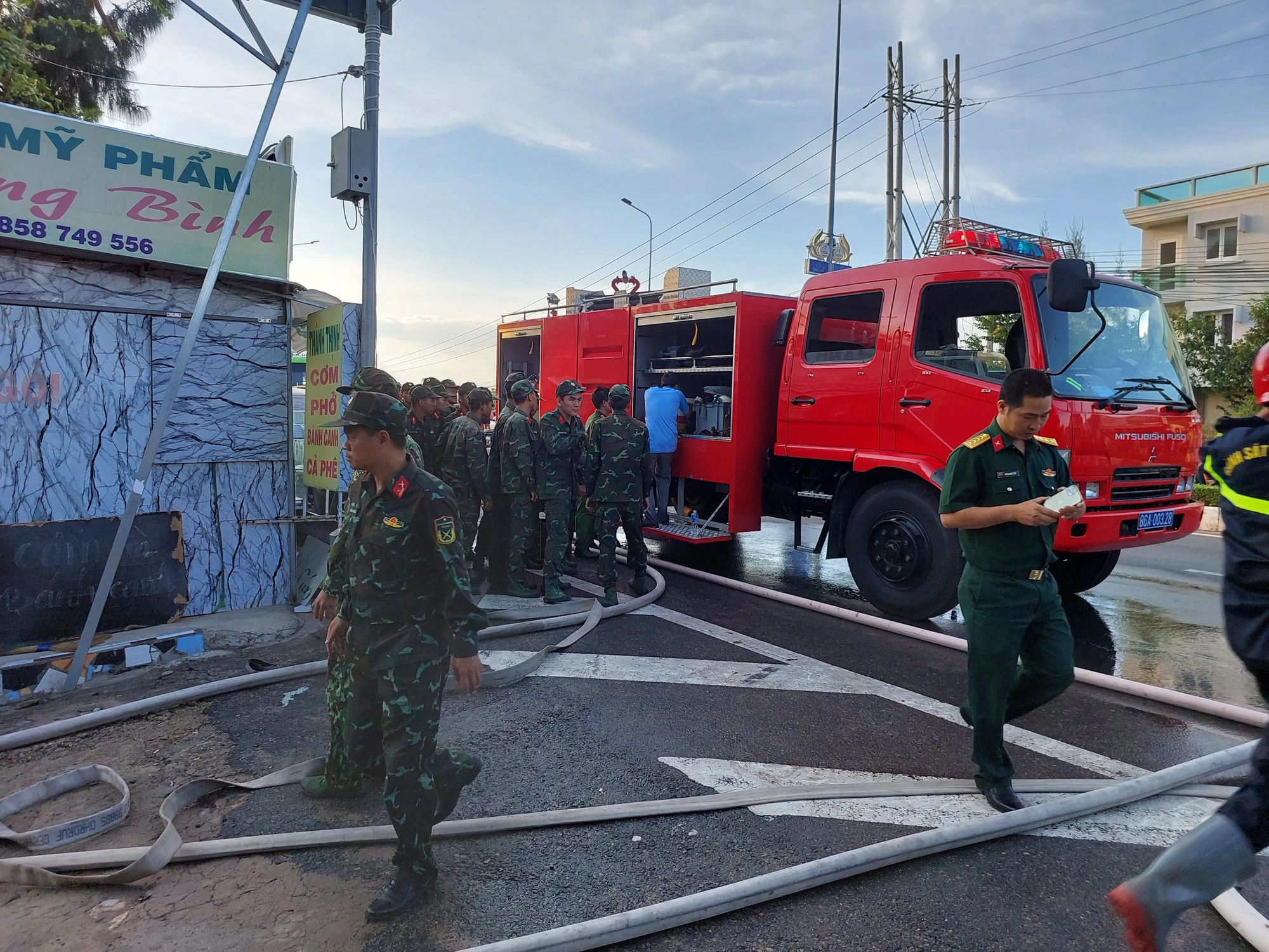 Công an Phan Thiết xác nhận nguyên nhân ban đầu vụ cháy 11 tàu cá chiều nay - Ảnh 3. Công an Phan Thiết xác nhận nguyên nhân ban đầu vụ cháy 11 tàu cá chiều nay - Ảnh 3.