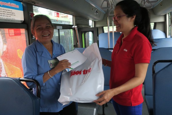 Trao quà cho nữ tiếp viên xe buýt ‘đòi’ cho khách mượn 1 triệu Trao quà cho nữ tiếp viên xe buýt ‘đòi’ cho khách mượn 1 triệu