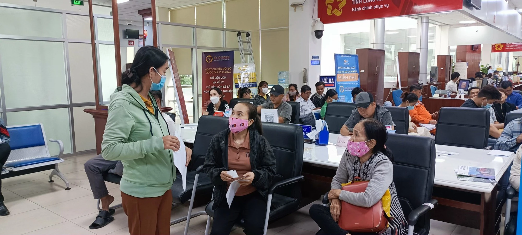 Dân Long An tập trung đổi giấy phép lái xe A1 do tin đồn thất thiệt - Ảnh 2. Dân Long An tập trung đổi giấy phép lái xe A1 do tin đồn thất thiệt - Ảnh 2.