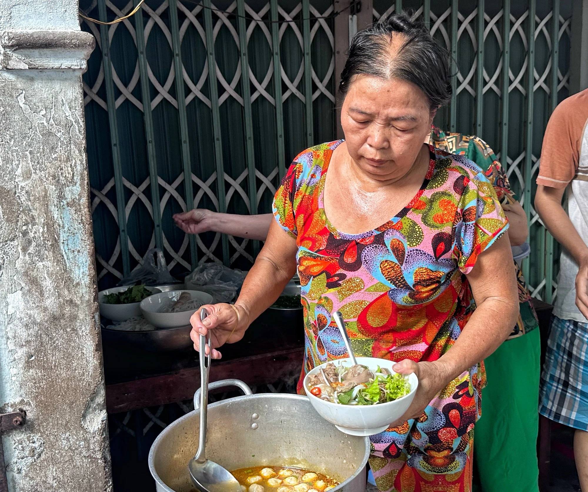 Quán bún bò 10.000 đồng/tô bán 