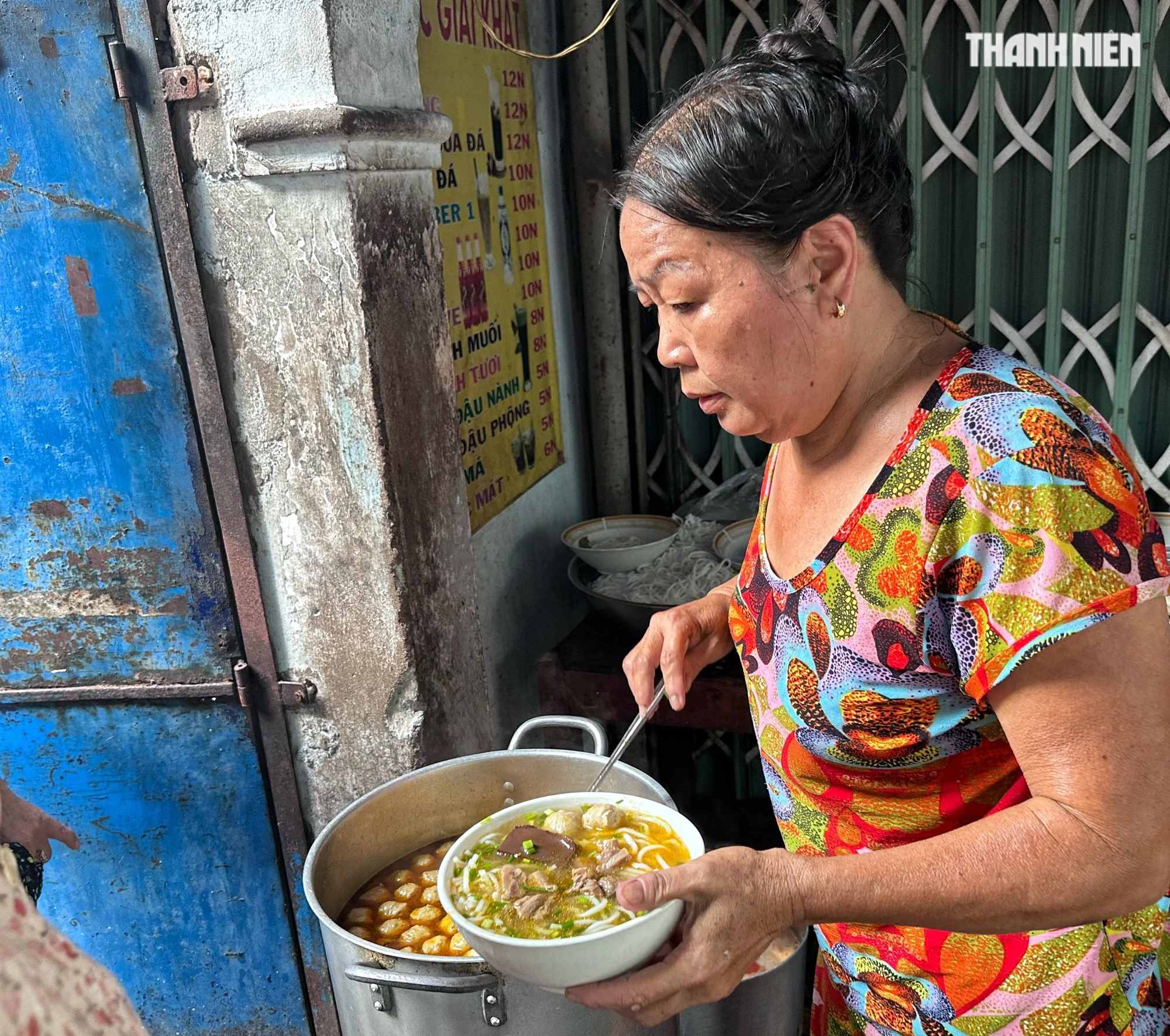 Quán bún bò 10.000 đồng/tô bán 