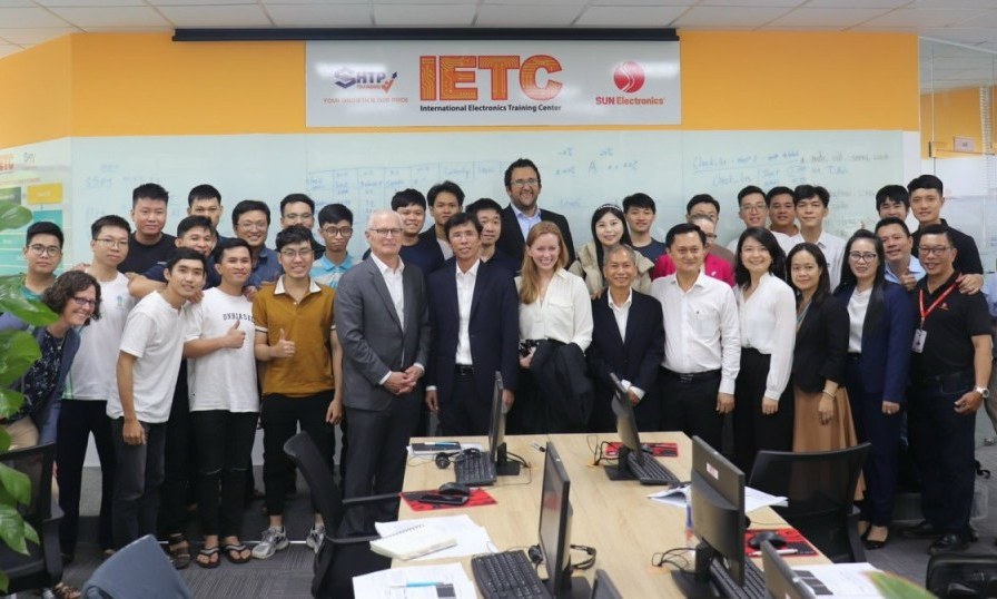 Chủ tịch Hiệp hội Công nghiệp bán dẫn của Mỹ thăm Khu công nghệ cao TP.HCM  - Ảnh 2.