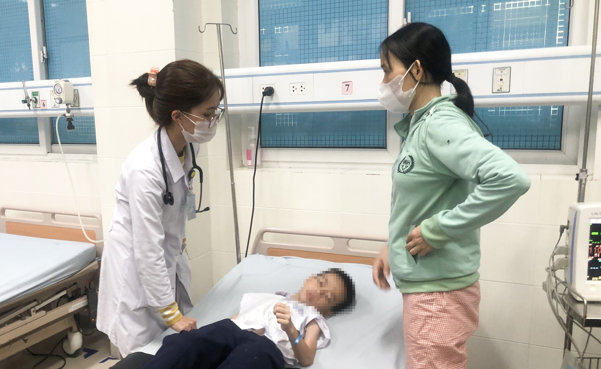 Hàng chục học sinh ở Quảng Ngãi nhập viện nghi bị ngộ độc thực phẩm - Ảnh 2. Hàng chục học sinh ở Quảng Ngãi nhập viện nghi bị ngộ độc thực phẩm - Ảnh 2.