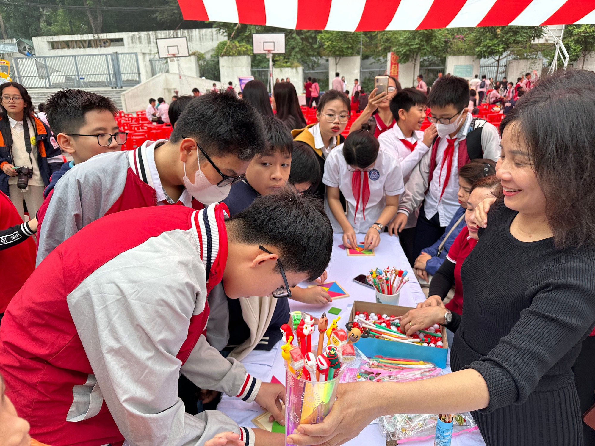 Học sinh được 'chạm' vào toán học theo những cách rất khác - Ảnh 4. Học sinh được 'chạm' vào toán học theo những cách rất khác - Ảnh 4.